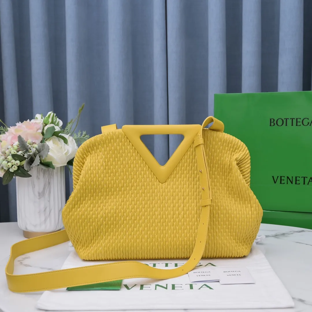 Special price 1600🉐️B’s new POINT handbag, sheepskin and Losange quilted leather handbag, and the position of the triangular handle also hides a magnet opening and closing design, very retro, replacing the conventional zipper but still retaining enough privacy, with long The shoulder straps are worn diagonally, showing a sense of laziness, and full of high-end feeling, which will capture the hearts of girls~ New style for spring and summer, V-shaped handle design~ Simple and cool, the wind blows~ The size of this large triangle bag: 31*26*10 Model # "6909-1"